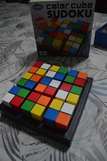 SUDOKU Color cube  à partir de 8 ans.
