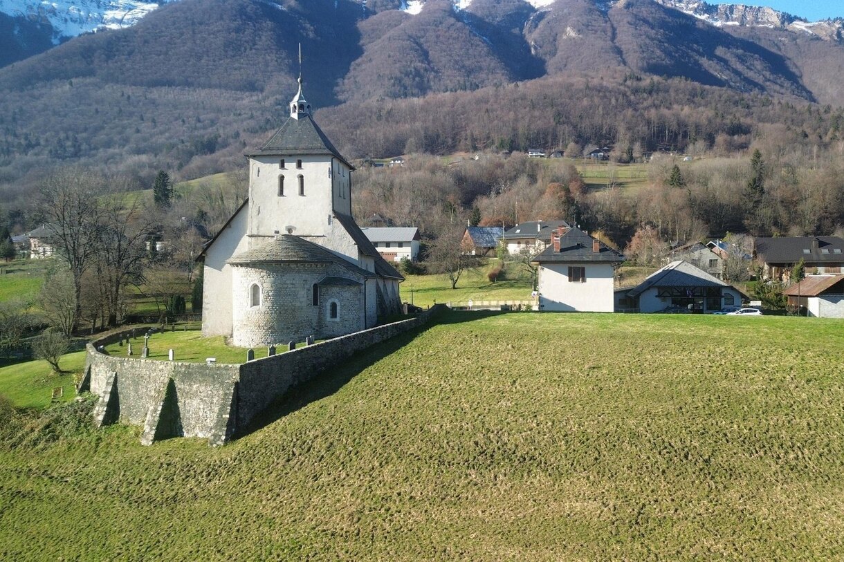 Sur les chemins du Baroque En Combe de Savoie l'église Saint Jean Baptiste de Cléry un joyau d’art roman