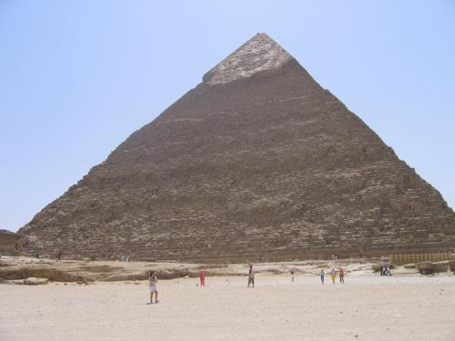 Louxor ou Louqsor, en arabe : الأقصر / al-uqṣur, est une ville située sur la rive droite du Nil, en Haute-Égypte, située à environ 700 km au sud du Caire et à environ 300 km au nord d'Assouan. Selon le recensement de 20061, c'est à présent une ville de 429 000 habitants2 — qui tous, vivent directement ou indirectement du tourisme —, ce qui la place au neuvième rang des villes égyptiennes. Il s'agit de la cité antique de Thèbes. Le site de Louxor, avec plus de quatre millions de visiteurs par an, est l'un des endroits les plus touristiques de l'Égypte et constitue la partie sud de l'ancienne Thèbes. Son temple, relié à celui de Karnak par un dromos, longue allée bordée de sphinx, fut érigé au XIVe siècle av. J.-C. sous le règne d'Amenhotep III. Il fut modifié par la suite par Ramsès II, qui y ajouta notamment six statues monumentales et deux obélisques, dont l'un, offert à la France en 1831, orne depuis la place de la Concorde à Paris.