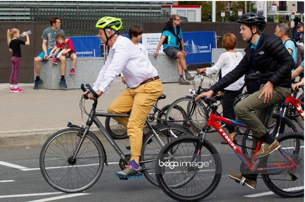 Le roi Philippe des Belges avec ses enfants en vélo pour la journée sans  voitures en Belgique