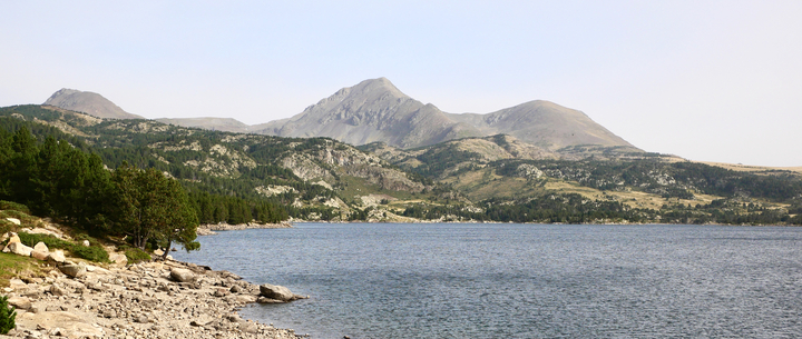 Le lac des Bouillouses vu de la proximité du barrage. Au fond, les pics Peric