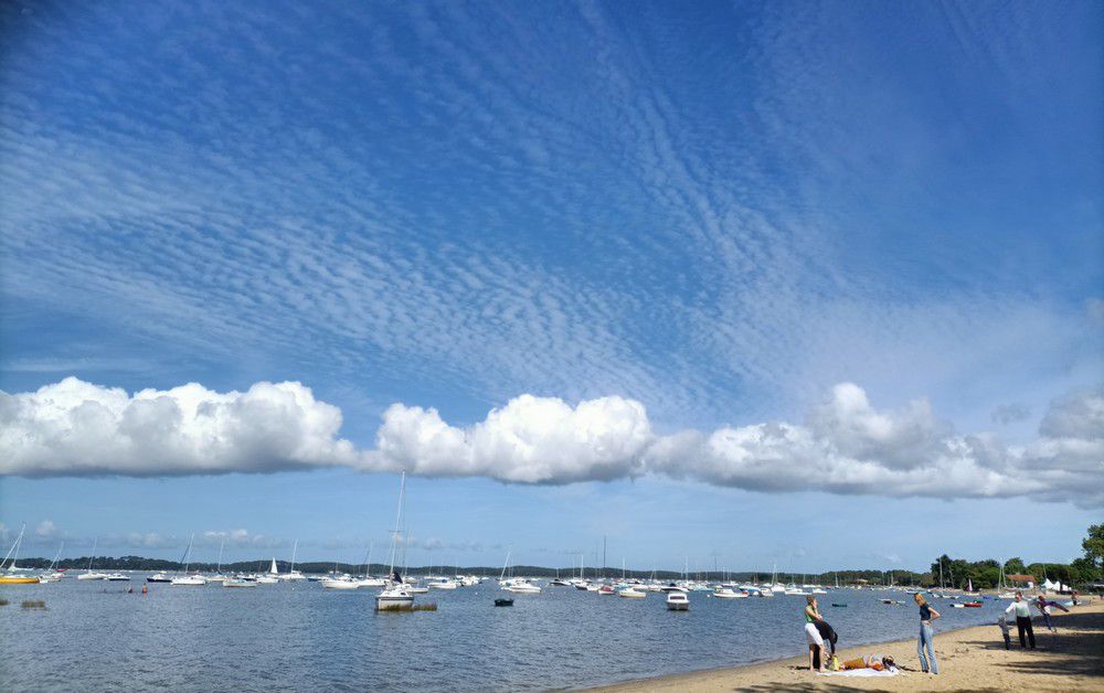 Ciel bleu et petit train de nuages, à la plage...