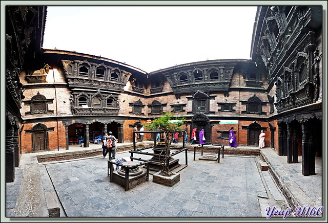 Blog de images-du-pays-des-ours : Images du Pays des Ours (et d'ailleurs ...), Panorama 3D de la cour du palais de la Kumari (Kumari Bahal) - Durbar Square - Katmandou - Népal