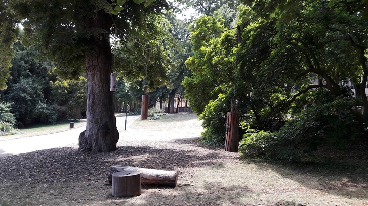 Parc De La Pepiniere, Nancy - Banc Et Sculptures De Bois 02