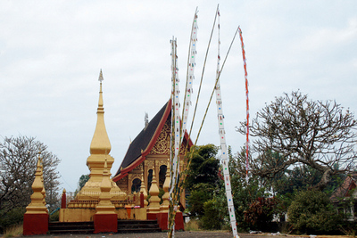 Blog de images-du-pays-des-ours :Images du Pays des Ours (et d'ailleurs ...), Drapeaux de cérémonie au Vat Manorom - Luang Prabang - Laos