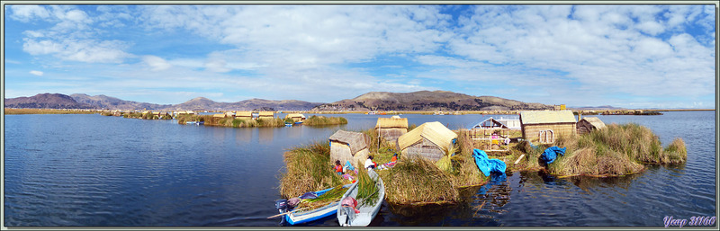 Et pour terminer, départ pour une petite virée en barque mixte totoras / bouteilles :-)) - Iles Uros - Lac Titicaca - Pérou
