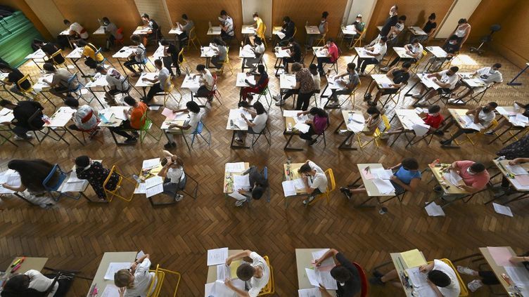 Des lycéens planchent sur le baccalauréat le 17 juin 2021 à Strasbourg (Bas-Rhin). (FREDERICK FLORIN / AFP)