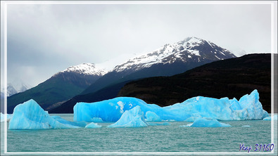 Approche du Glacier Upsala avec une eau parfois bleu lagon et rencontres de plus en plus fréquentes avec des icebergs bleu très profond - Lago Argentino - Patagonie - Argentine