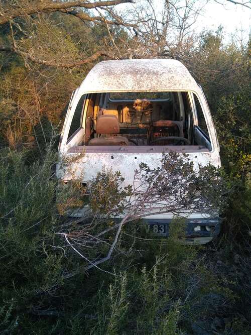 Vehicule bien planqué depuis longtemps en garrigue pentue