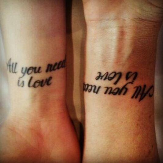 Le tatouage de tini signifie "Tout ce dont on a besoin c'est l'amour!"