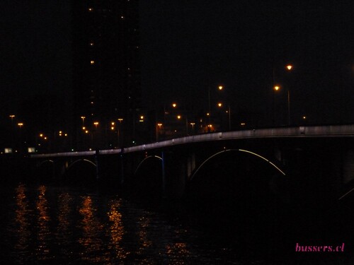 un pont de liège en soirée