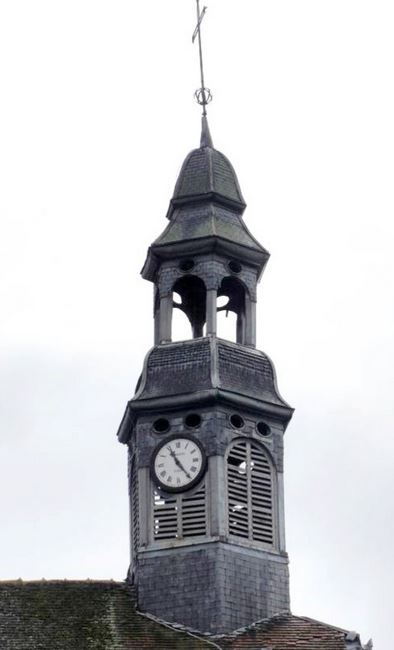Le clocher de l'église Saint Pierre a été refait et replacé sur le toit de l'église