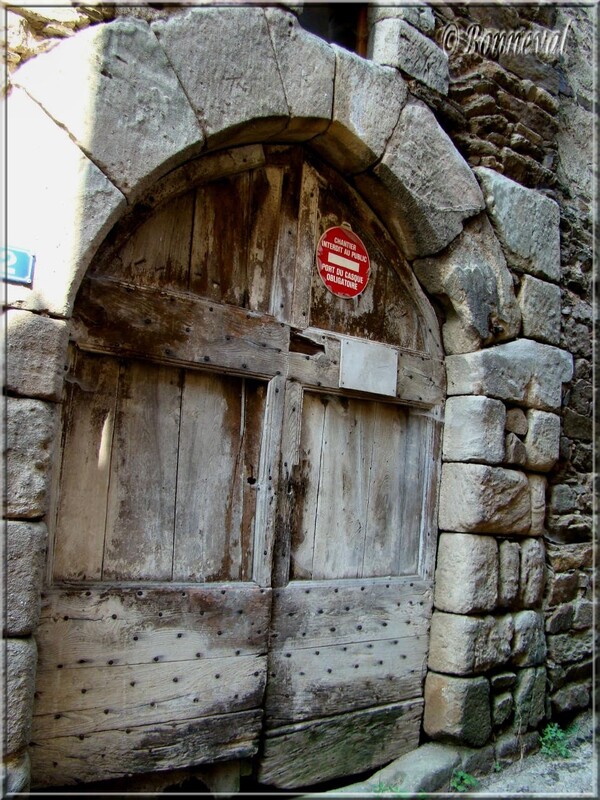 Najac Aveyron porta vieux, abîmé mais beau, ogive médiévale de pierre