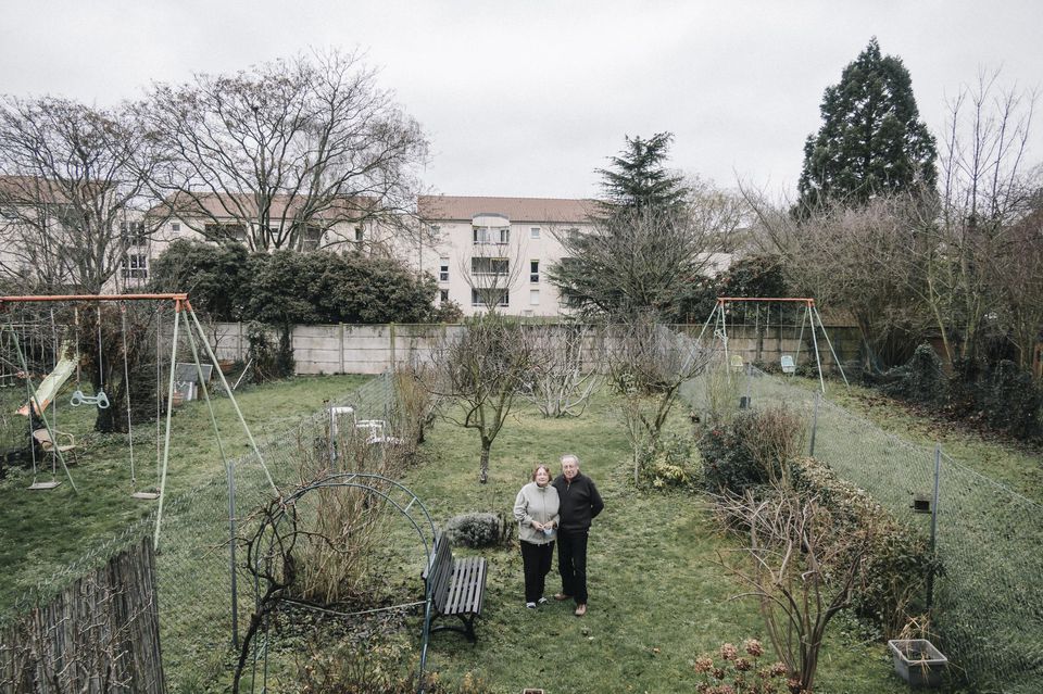 Fabienne et Jean-François Boullet dans le quartier de la rue Philibert Hoffmann, à Rosny-sous-Bois, le 29 décembre. Vingt-cinq propriétaires doivent être expropriés de leur domicile pour le chantier de la future ligne 15.