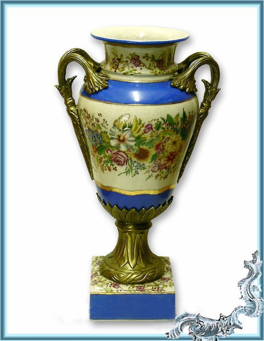 瓷花瓶与青铜装饰