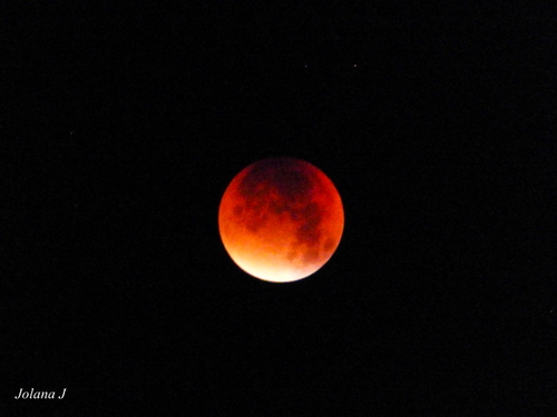 Lune rouge sang éclipse et étoiles