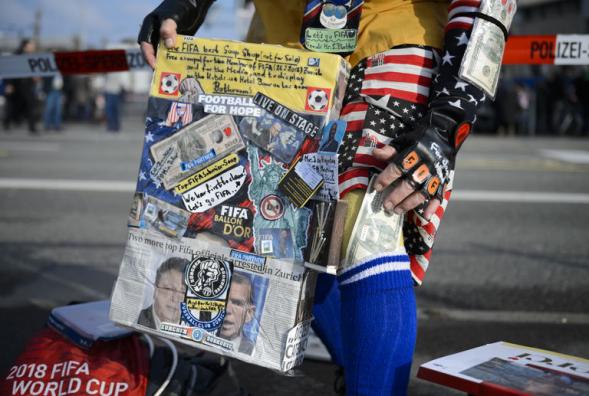 FABRICE COFFRINI / AFP Un supporter de football devant le Hallenstadion à Zurich, avant le congrès de la FIFA, le 26 février.