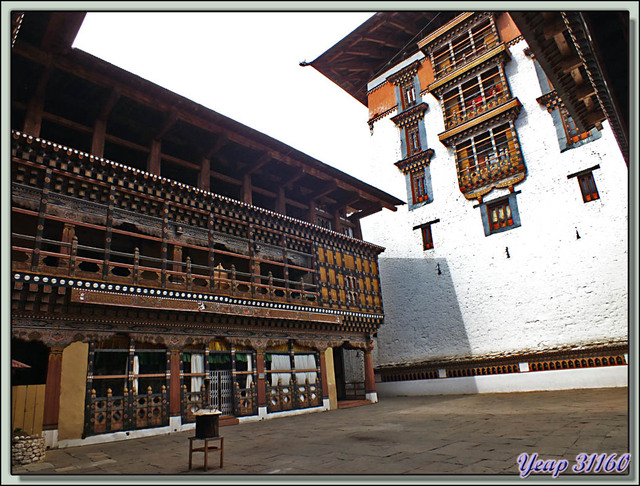 Blog de images-du-pays-des-ours : Images du Pays des Ours (et d'ailleurs ...), Une cour, la grande salle et la tour centrale (Utse) du Monastère Rinpung Dzong - Paro - Bhoutan