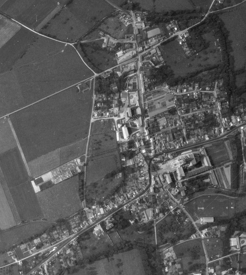 Saint-Riquier - Centre-ville en 1971, l'Hôpitel en haut, le Beffroi au centre, l'Abbaye en bas (remonterletemps.ign.fr)