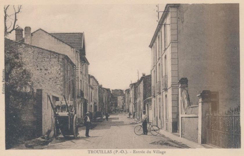 Peut être une image de 2 personnes, rue et texte qui dit ’Lome TROUILLAS (P....). Entrée Ε du Village’