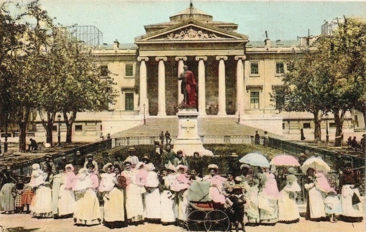 Les nounous au Cours Pierre Puget, devant la statue de l’avocat Pierre-Antoine Berryer et le nouveau Palais de Justice (carte postale colorisée par de « petites mains ». Non datée).