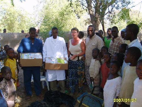Bomborokuy Remise des médicaments à la mission catholique