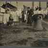 Femmes d'Ostende faisant sécher leur linge sur les quais du bassin ouest à Cal