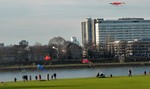 Drachensteigen am Rhein