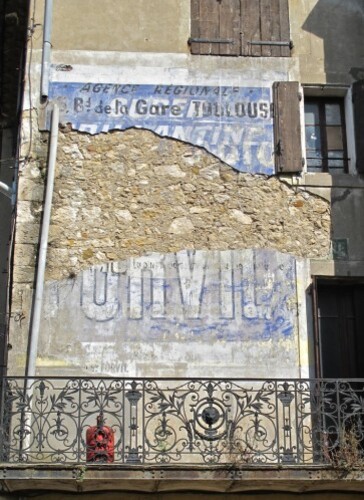 Un mur peint publicitaire O-Cedar pas encore effacé à Capestang -  archéologie du futur / archéologie du quotidien