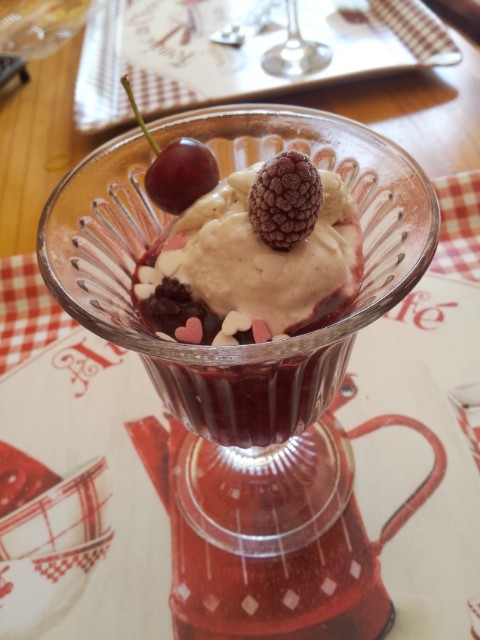 Desserts de compotée de fruits rouges, et sa quenelle de fromage blanc à la cannelle.