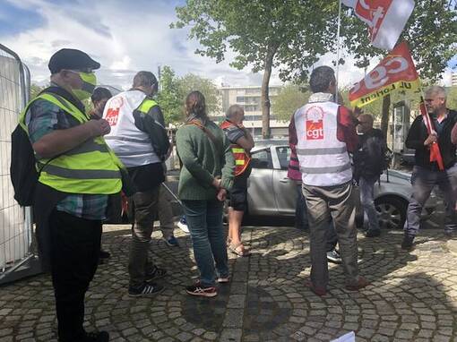 Une trentaine de personnes se sont rassemblées à l’appel de la CGT chômeurs devant la sous-préfecture de Lorient, jeudi 18 juin 2020.