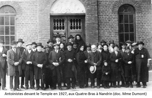 Antoinistes devant le Temple en 1927, aux Quatre-Bras à Nandrin