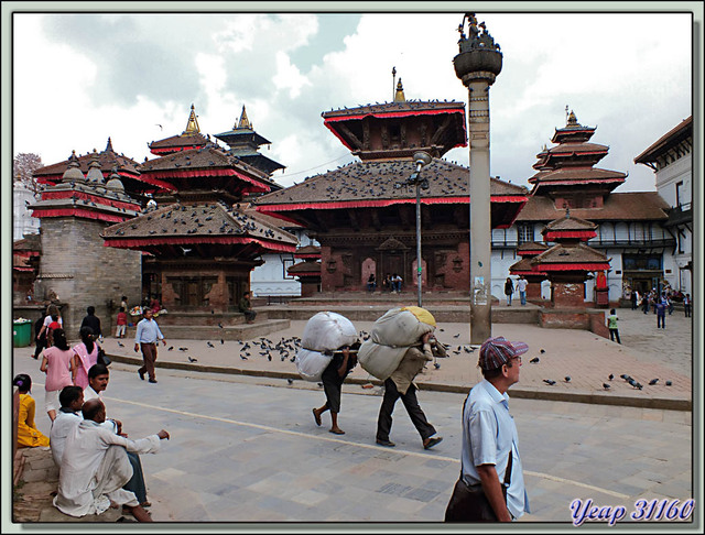 Blog de images-du-pays-des-ours : Images du Pays des Ours (et d'ailleurs ...), Temple Jagannath et colonne du roi Pratap Malla - Durbar Square - Katmandou - Népal