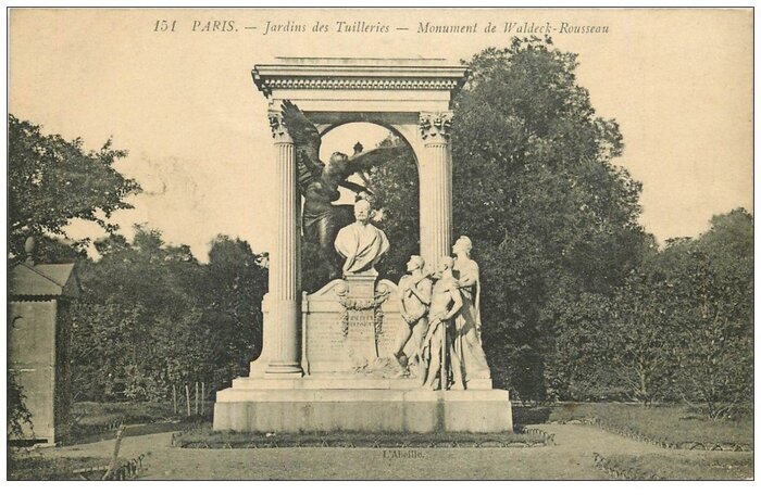 Jardin des Tuileries, le monument original à Waldeck-Rousseau (CPA. Entre 1910 et 1940).