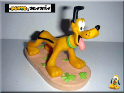 Figurine de Pluto sur socle saumon