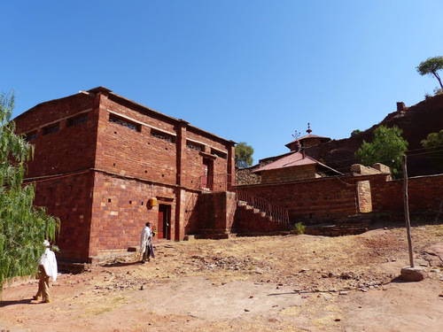 une église grotte et ses dépendances;