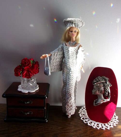 Poupée Barbie : Ysaline dans sa robe longue grise