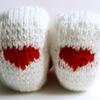 Chaussons bébé rouge et blanc avec des cœurs 16€