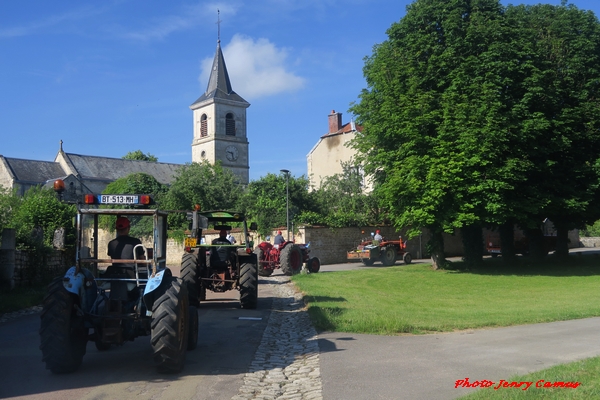 Un cortège de vieux tracteurs de collection a traversé le village d'Essarois...