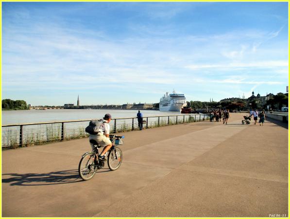 quai des Chartrons, au bord de la Garonne