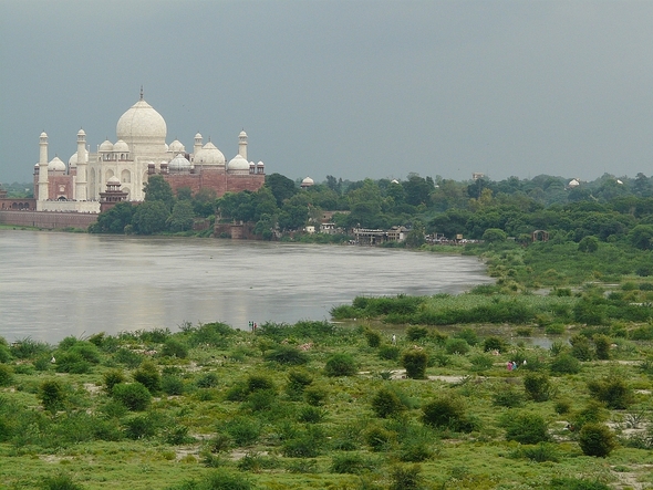 le Taj Mahal depuis le Fort Roue à Agra