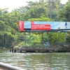 30jan 008 backwaters - panneau publicitaire et arrêt de ferries