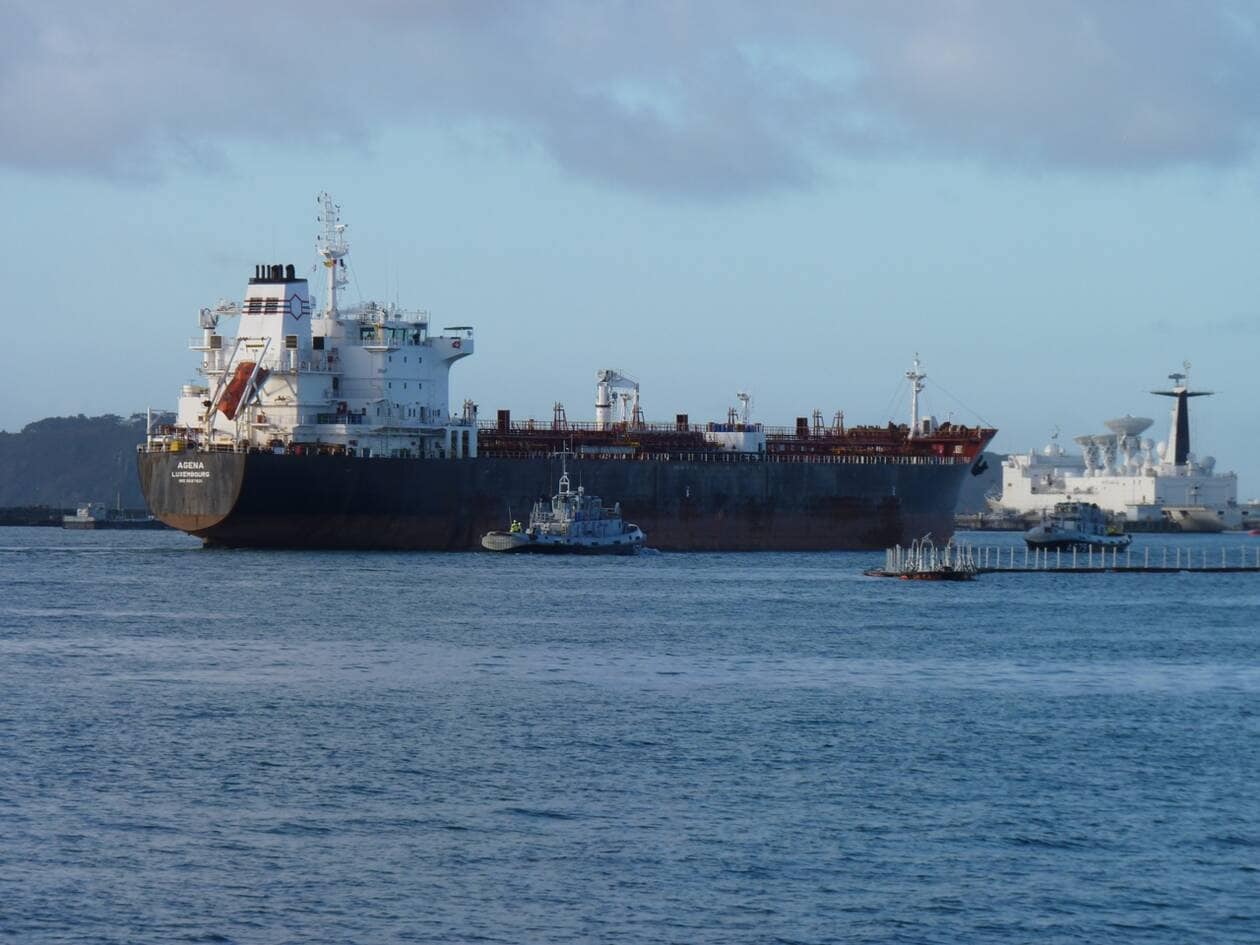 Le pétrolier chimiquier « Agena » à son arrivée à la base navale de Brest (Finistère).