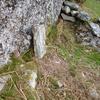 A l'intérieur du cromlech, une stèle reposant contre un rocher de poudingue