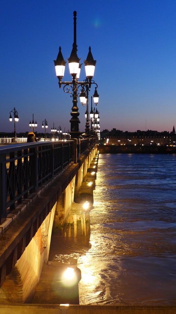 Bordeaux la nuit : le pont de pierre...