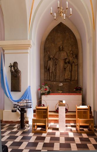 Miejsce Piastowe, sanktuarium ołtarz 02.jpg