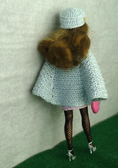 Barbie en cape "Petit matin frileux"