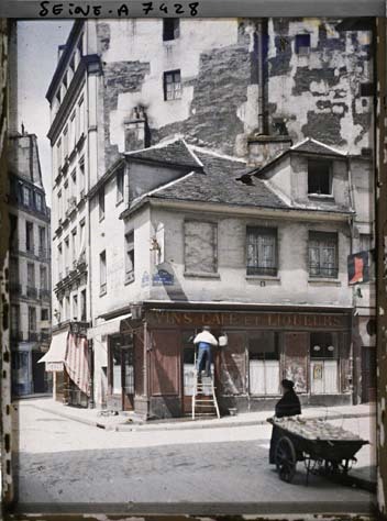 La rue du Haut-Pavé à l'angle de la rue de la Bûcherie par Stéphane Passet ©Musée Albert-Kahn - Département des Hauts-de-Seine
