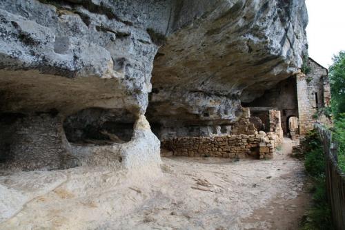 La découverte de l'habitat troglodytique de la Dordogne ou comment les gens vivaient il y a des centaines, voire des milliers d'années. Une visite à ne pas rater si vous êtes dans le Périgord pour découvrir cette exposition d'habitat naturel. ⊕ Le site de la Madeleine se décompose en 3 parties. 3 couches historiques. Le gisement (non visitable), situé en contrebas sur les bords de la Vézère. ⊕ Au niveau intermédiaire, le village troglodytique, construit à même la roche calcaire et habité par des ruraux, du 9ᵉ au 19ᵉ siècle. ⊕ Et enfin, au niveau supérieur, le Château-fort de Petit Marzac que vous contournerez pour atteindre un belvédère sur la Vézère.
