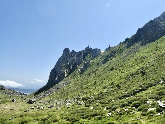 Peut être une image de montagne